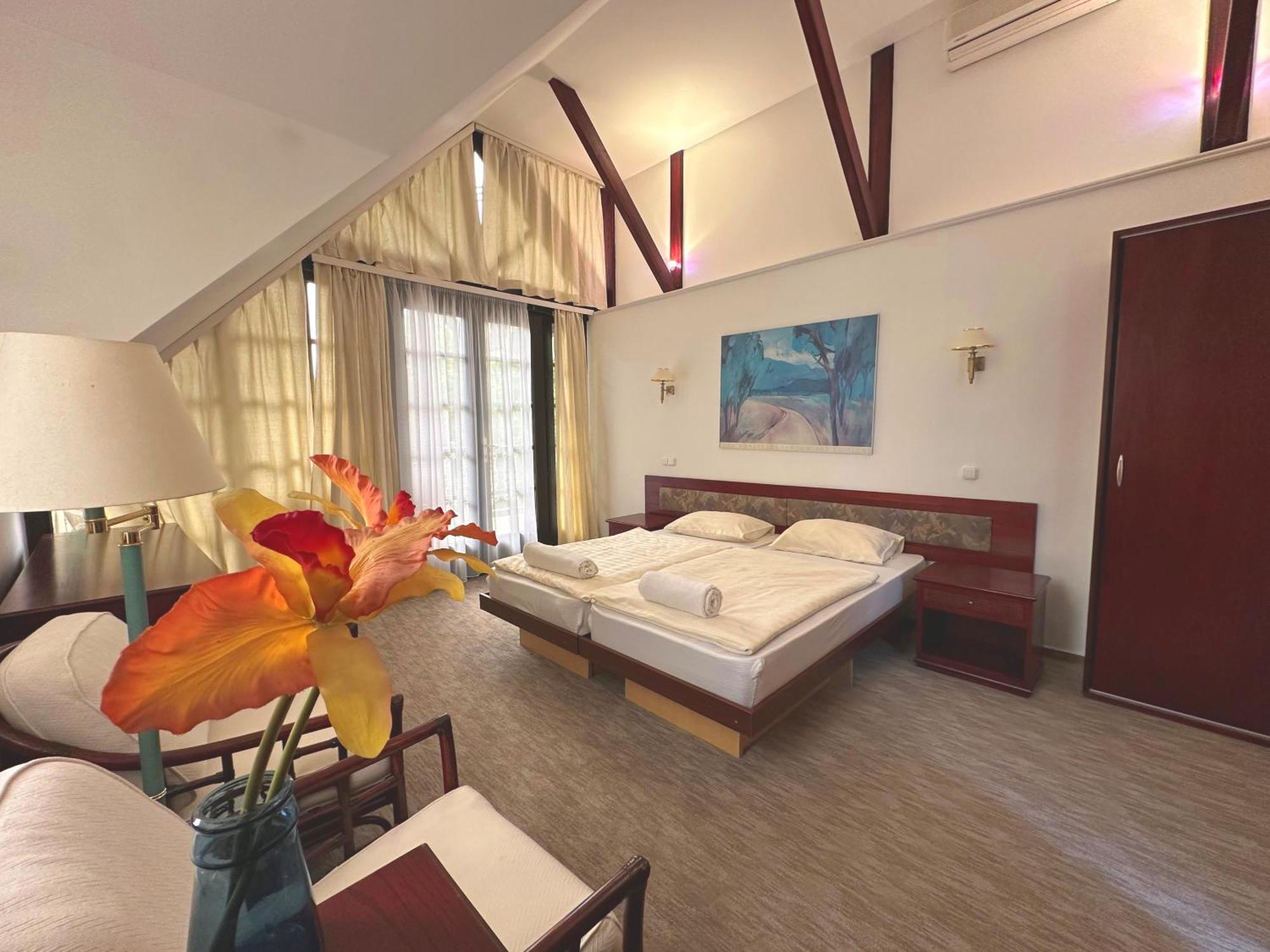 Imola Garden Vendeghaz Hotel บาลาตอนฟือเรด ภายนอก รูปภาพ
