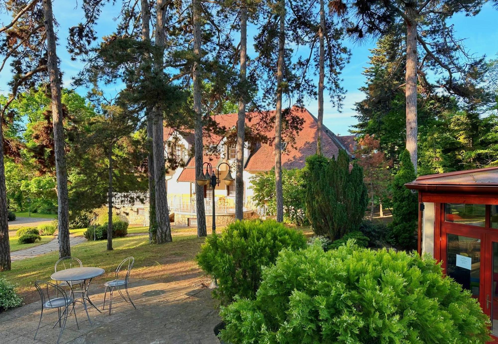 Imola Garden Vendeghaz Hotel บาลาตอนฟือเรด ภายนอก รูปภาพ